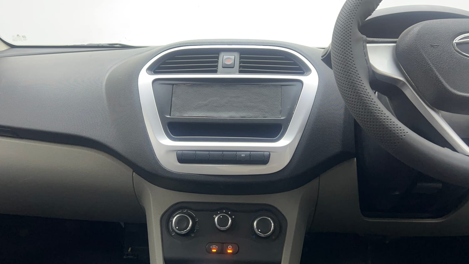 Used 2017 Tata Tiago Revotron XM Petrol Manual interior MUSIC SYSTEM & AC CONTROL VIEW