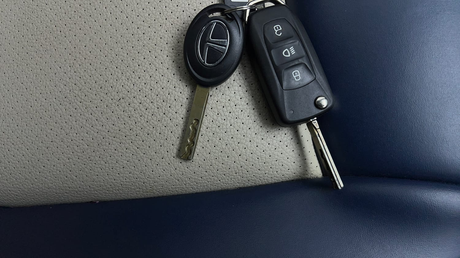 Used 2025 Tata Nexon Pure Plus (S) 1.2 iCNG 6MT Cng Manual extra CAR KEY VIEW