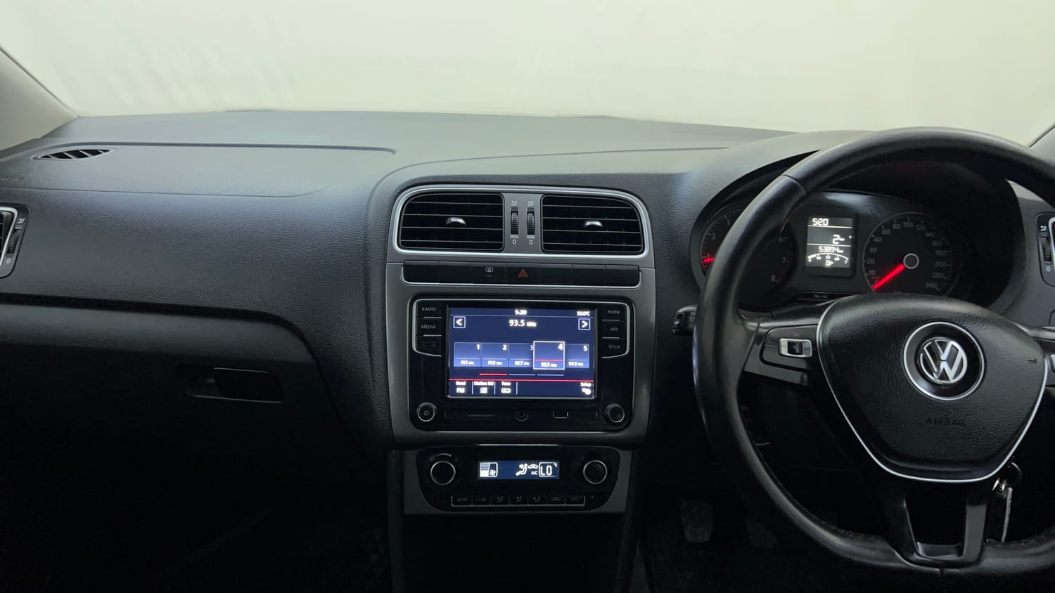 Used 2018 Volkswagen Polo Highline Plus 1.2( P)16 Alloy Petrol Manual interior MUSIC SYSTEM & AC CONTROL VIEW