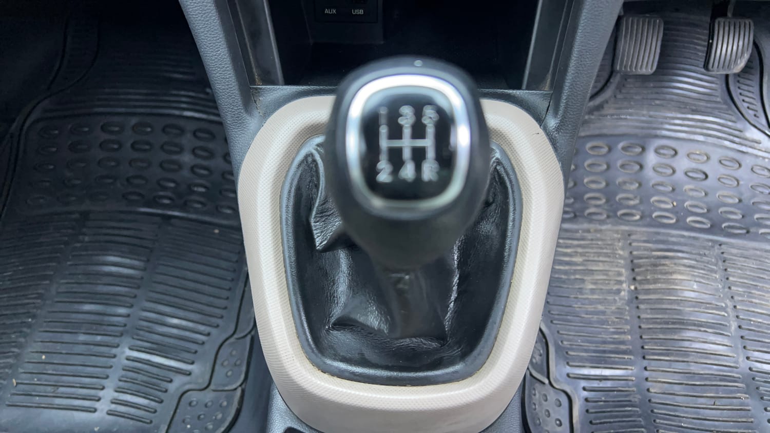 Used 2014 Hyundai Xcent S 1.2 Petrol Manual interior GEAR  KNOB VIEW