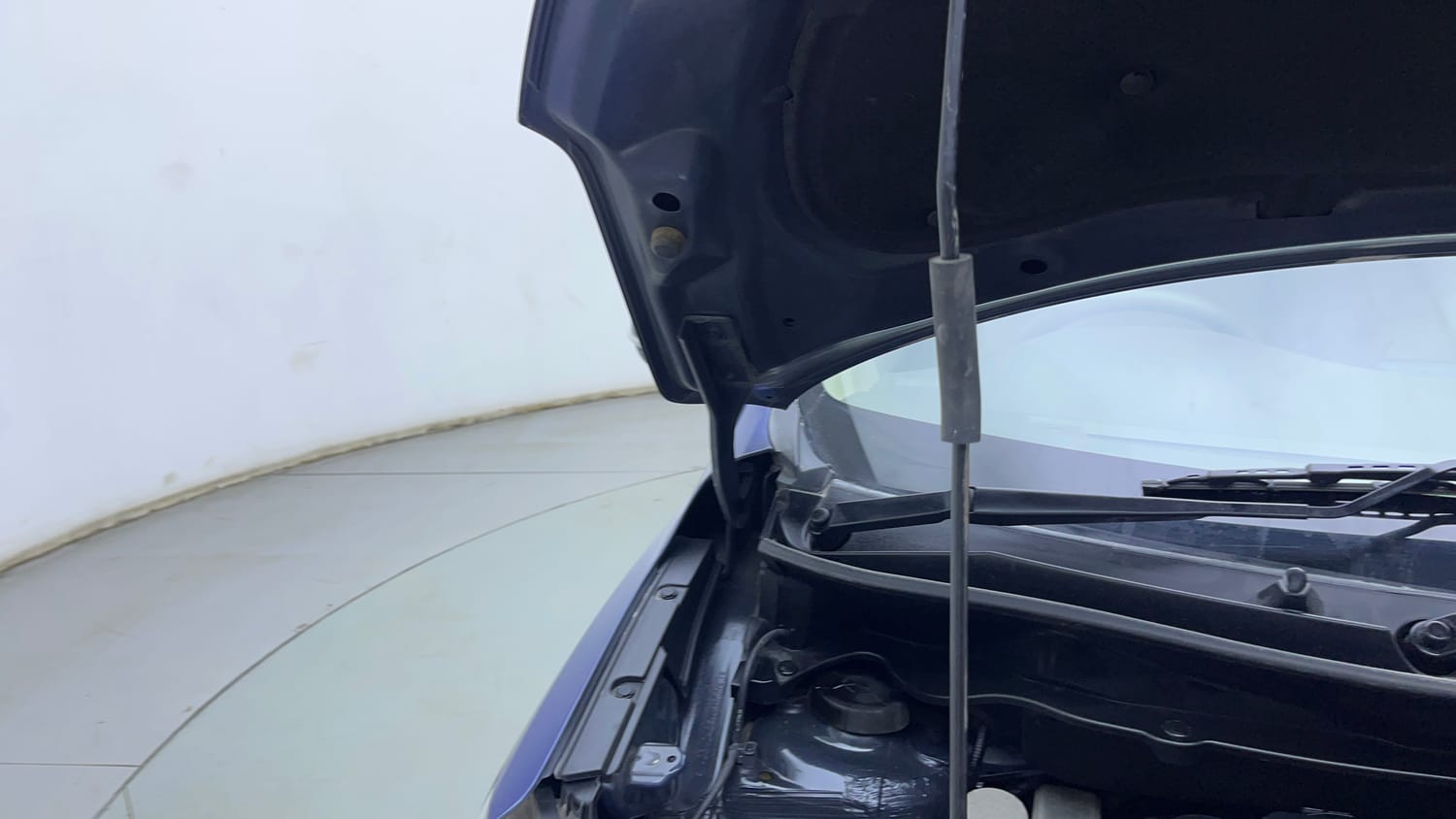 Used 2019 Maruti Suzuki Ertiga VDI SHVS Diesel Manual engine ENGINE RIGHT SIDE HINGE & APRON VIEW