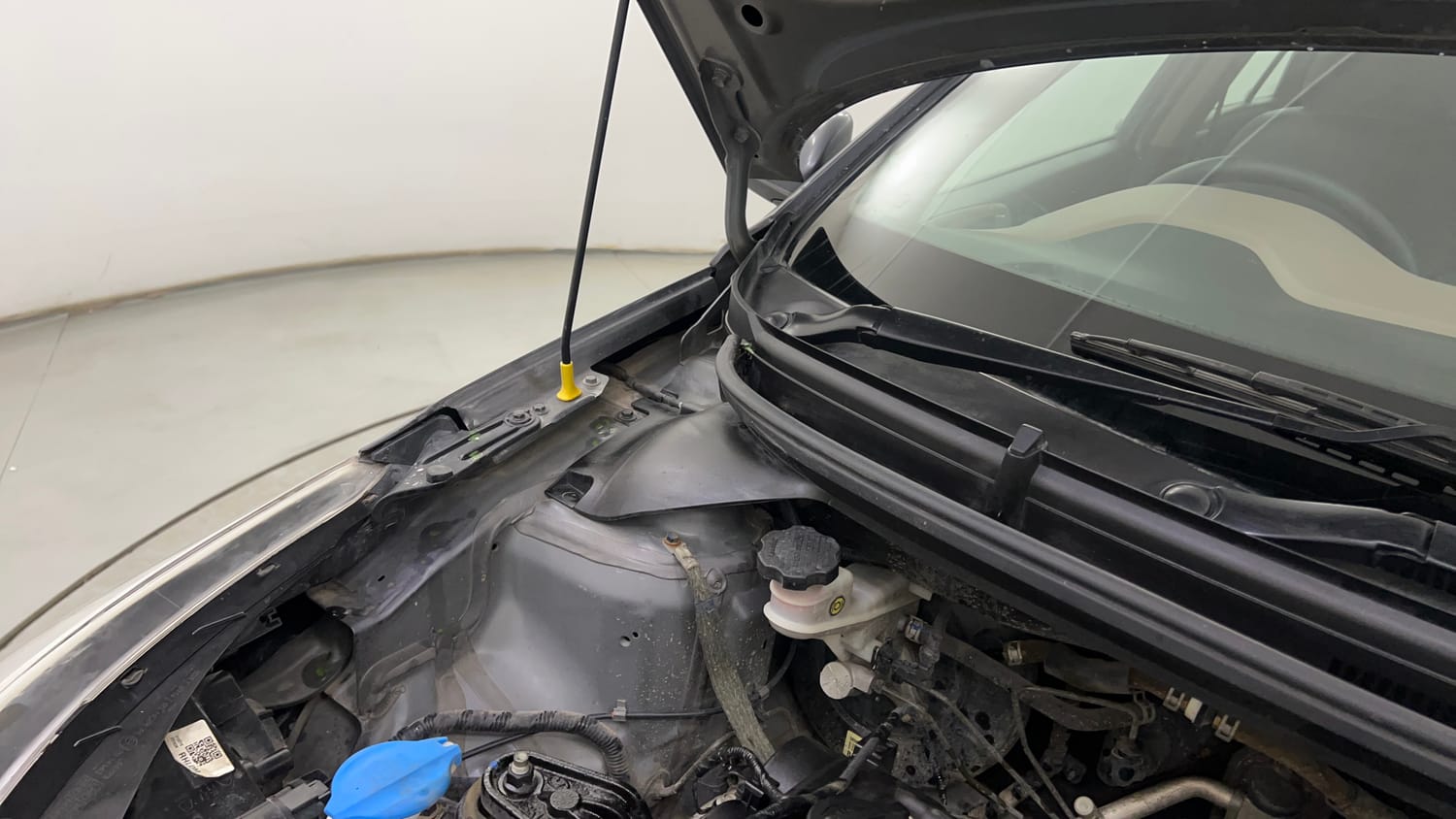 Used 2019 Hyundai Elite i20 Sportz Plus 1.2 Petrol Manual engine ENGINE RIGHT SIDE HINGE & APRON VIEW