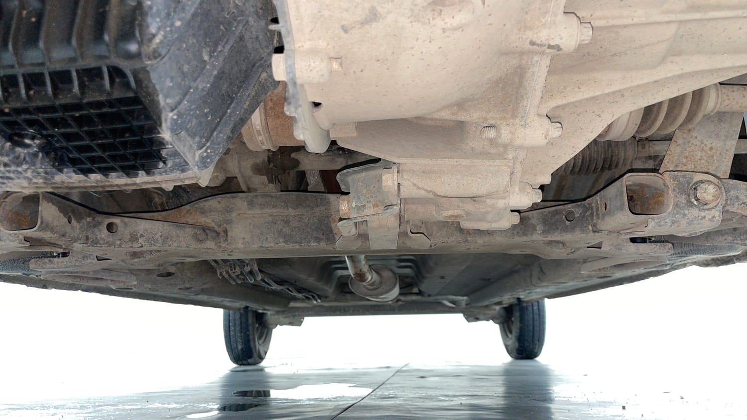Used 2018 Renault Kwid 1.0 RXT Petrol Manual extra FRONT LEFT UNDERBODY VIEW