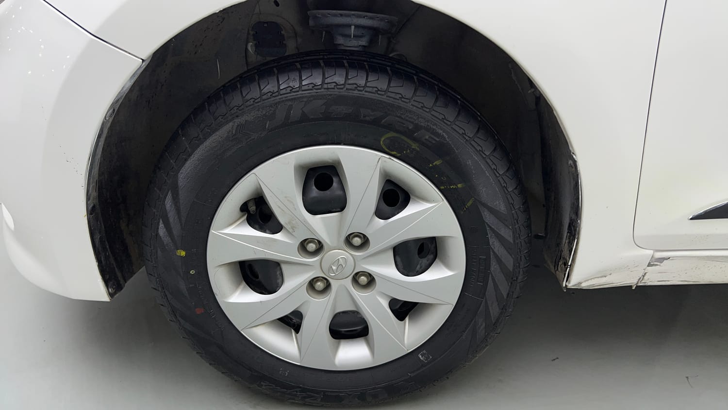 Used 2015 Hyundai Elite i20 Sportz 1.2 Petrol Manual tyres LEFT FRONT TYRE RIM VIEW