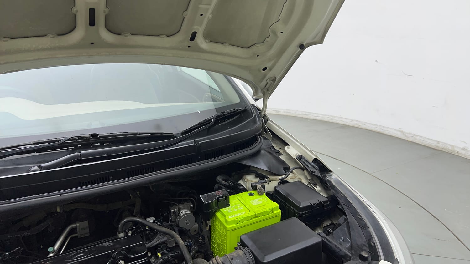 Used 2015 Hyundai Elite i20 Sportz 1.2 Petrol Manual engine ENGINE LEFT SIDE HINGE & APRON VIEW