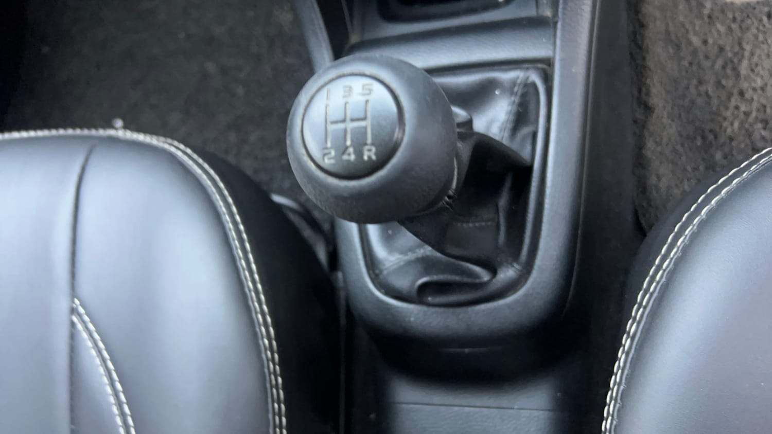 Used 2014 Maruti Suzuki Swift VDi Diesel Manual interior GEAR  KNOB VIEW