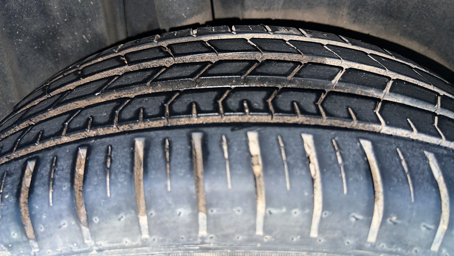 Used 2024 Maruti Suzuki Baleno Zeta AGS Petrol Automatic tyres RIGHT REAR TYRE TREAD VIEW