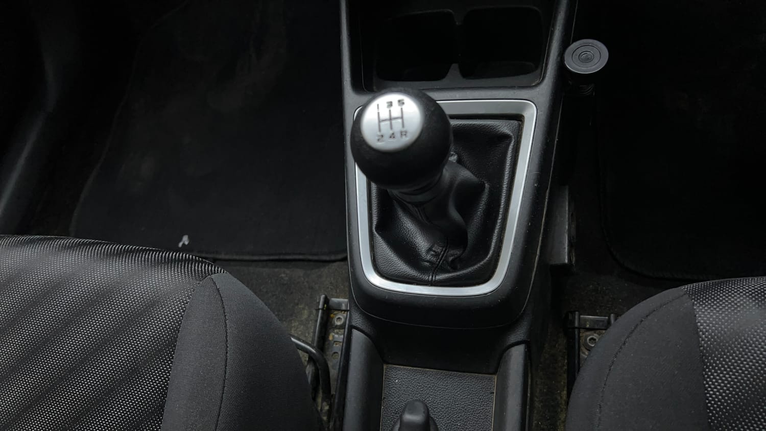 Used 2019 Maruti Suzuki Swift LXi Petrol Manual interior GEAR  KNOB VIEW