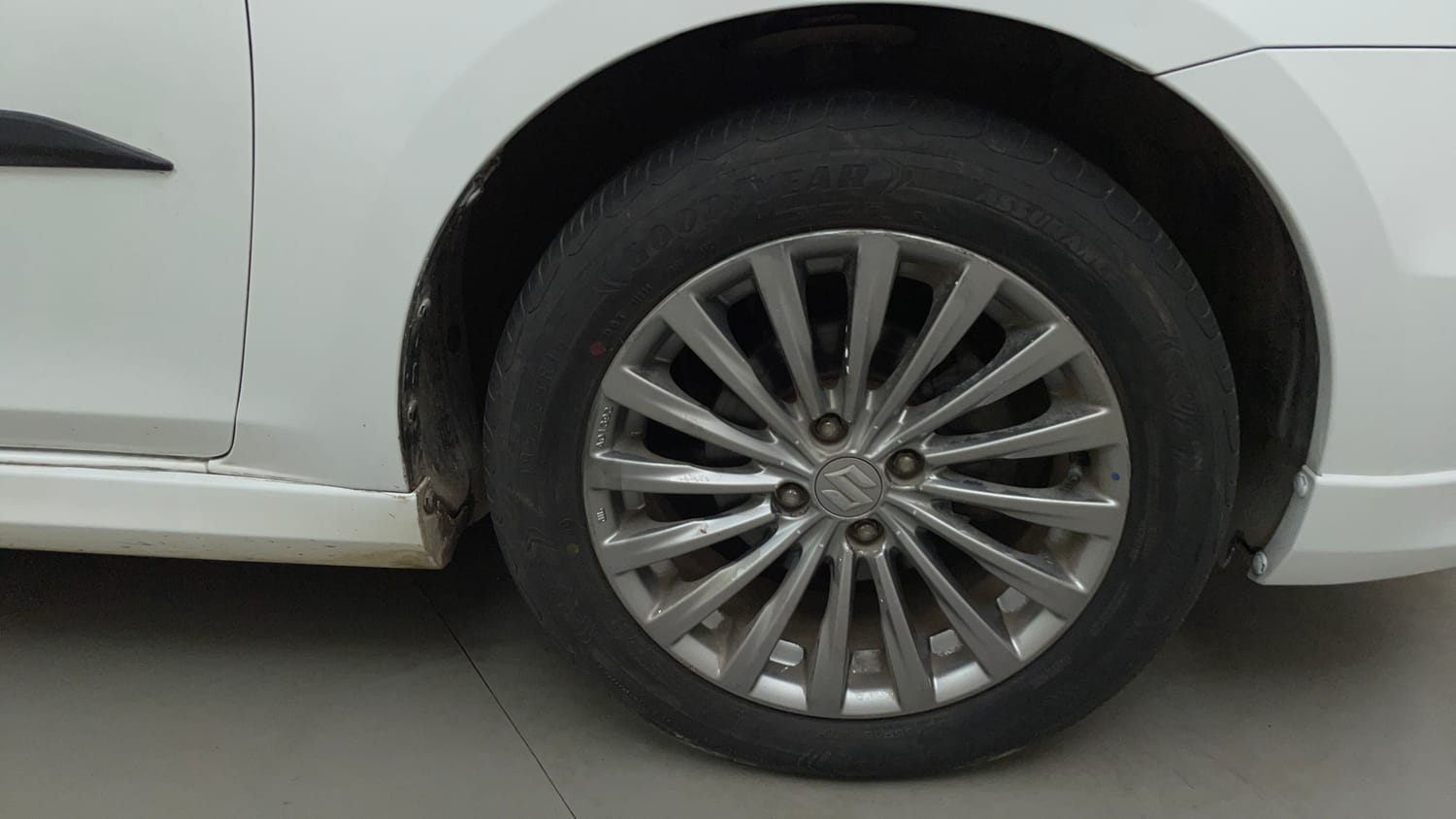 Used 2015 Maruti Suzuki Ciaz ZXi+ RS Petrol Manual tyres RIGHT FRONT TYRE RIM VIEW