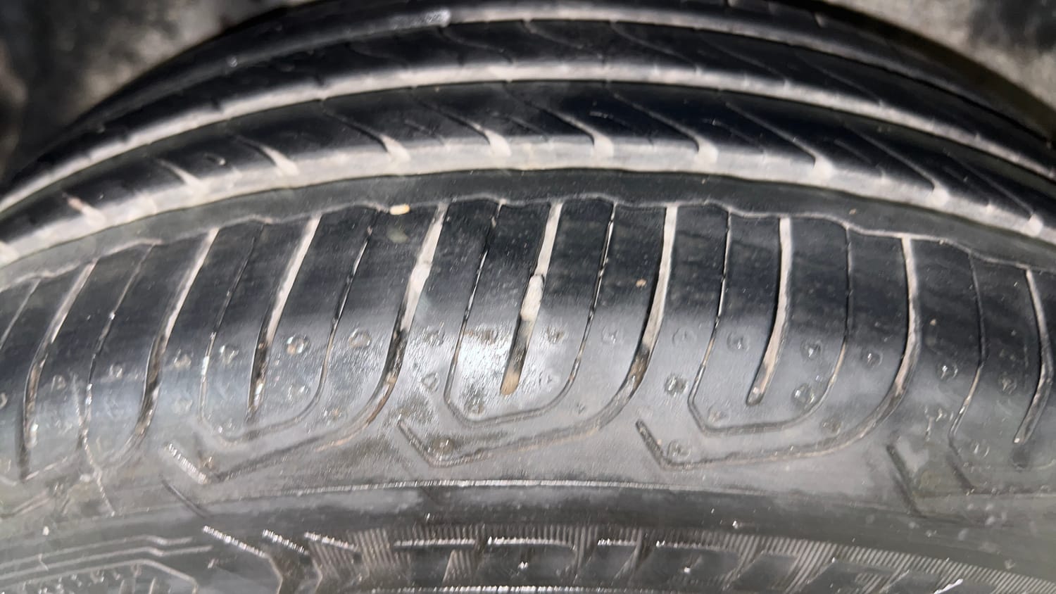 Used 2015 Volkswagen Polo Comfortline 1.2L (P) Petrol Manual tyres RIGHT REAR TYRE TREAD VIEW