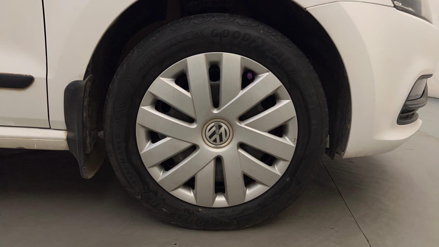 Used 2015 Volkswagen Polo Comfortline 1.2L (P) Petrol Manual tyres RIGHT FRONT TYRE RIM VIEW