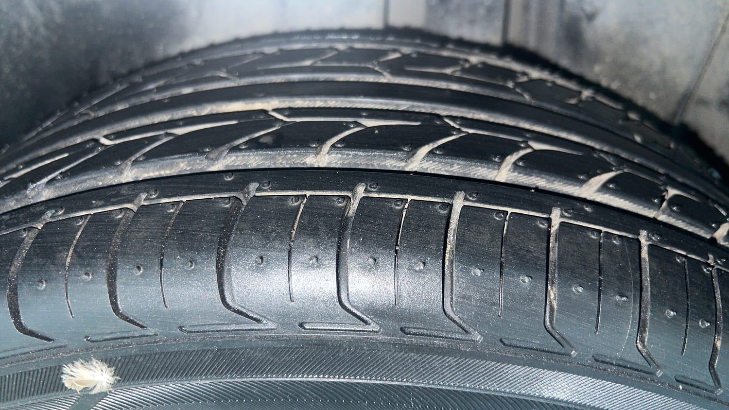 Used 2019 Maruti Suzuki Ciaz Alpha Hybrid 1.5 AT Petrol Automatic tyres LEFT REAR TYRE TREAD VIEW