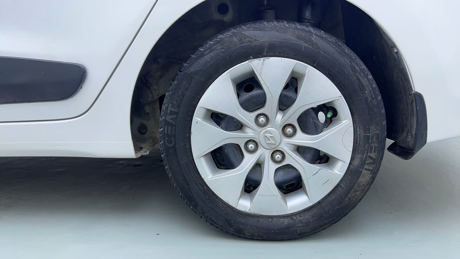Used 2014 Hyundai Xcent S 1.2 Petrol Manual tyres LEFT REAR TYRE RIM VIEW