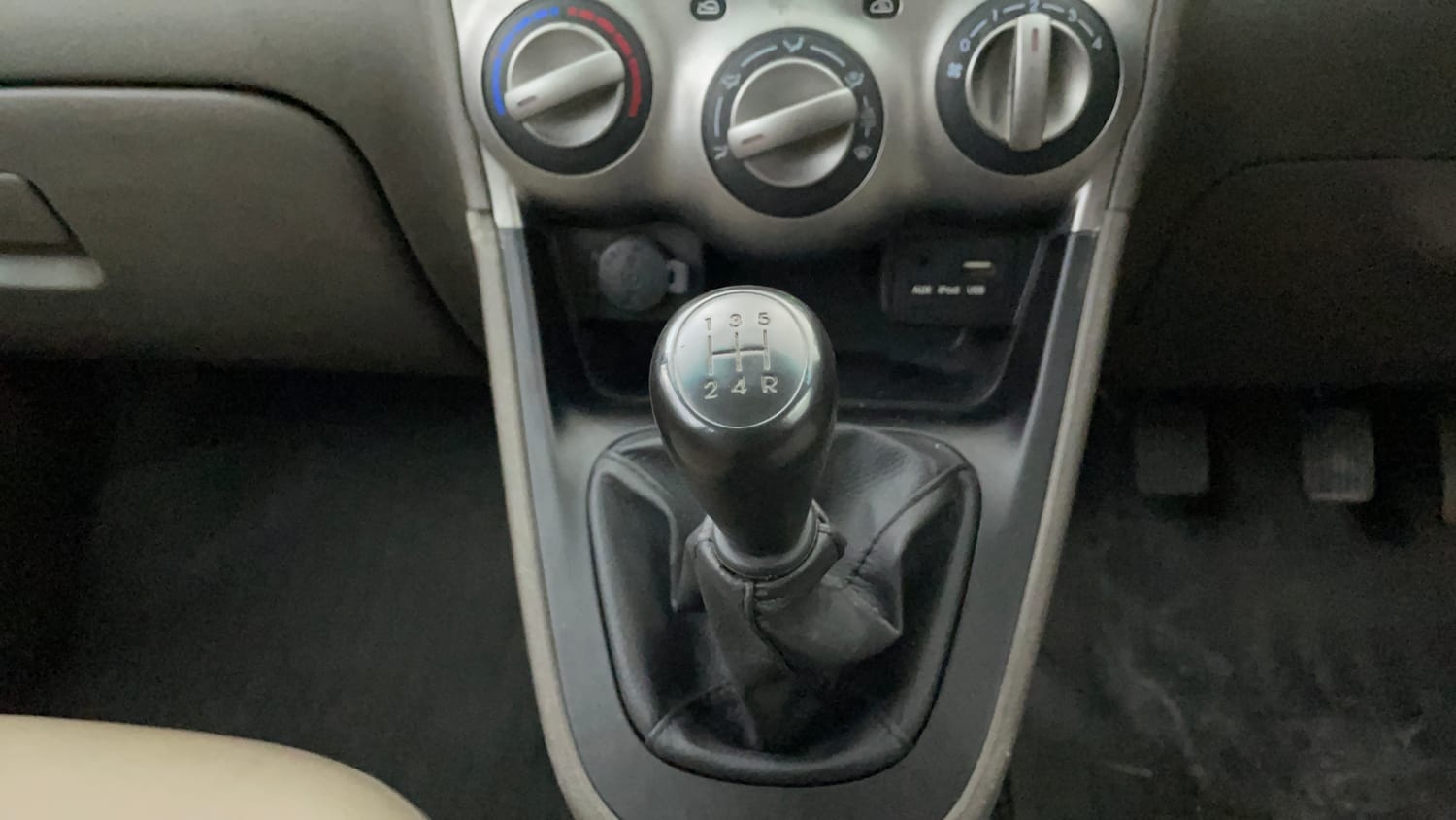 Used 2016 Hyundai i10 Sportz 1.1 iRDE2 Petrol Manual interior GEAR  KNOB VIEW