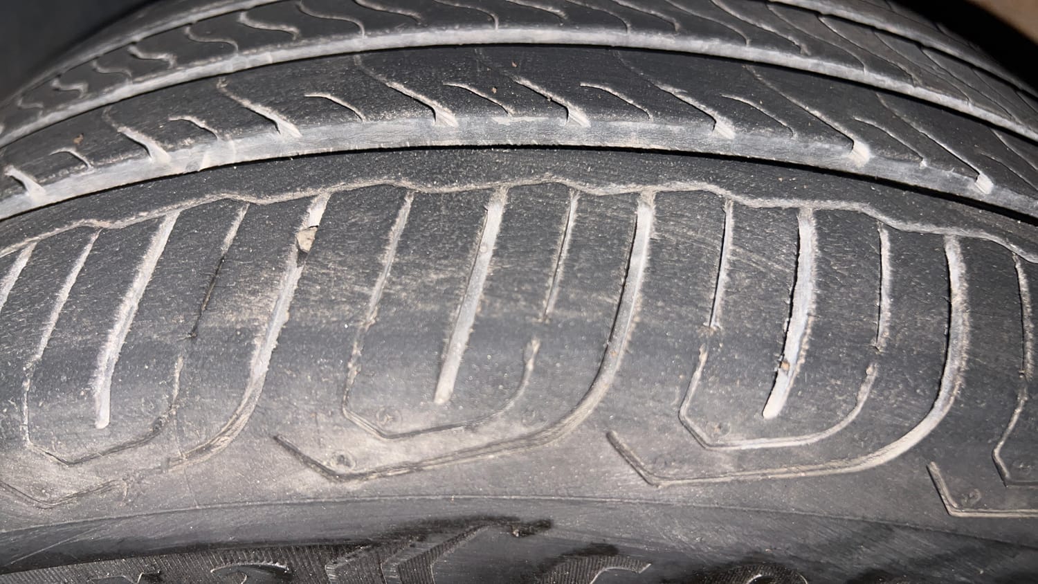 Used 2015 Volkswagen Polo Comfortline 1.2L (P) Petrol Manual tyres LEFT FRONT TYRE TREAD VIEW