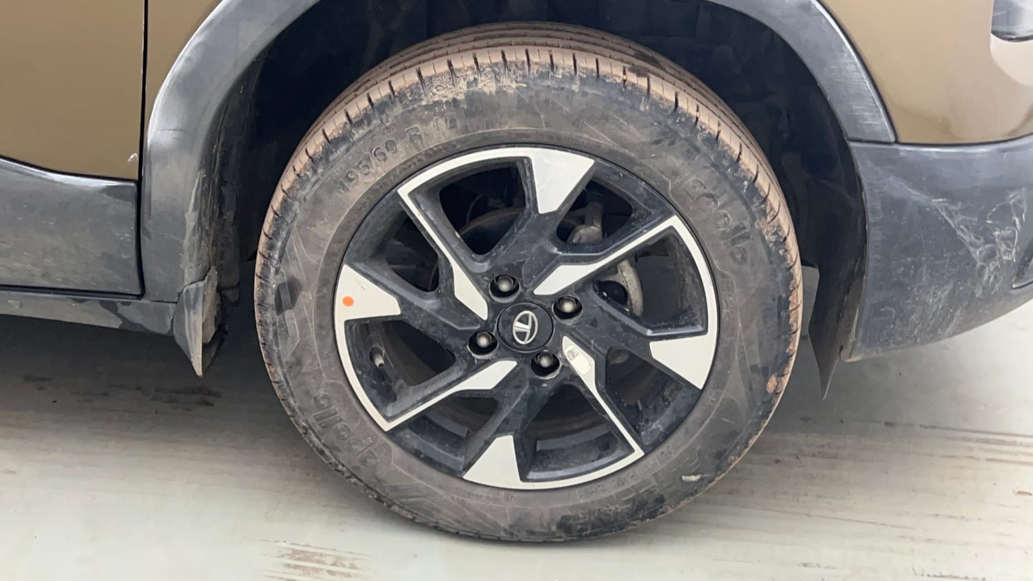 Used 2022 Tata Punch Accomplished Dazzle Pack MT Petrol Manual tyres RIGHT FRONT TYRE RIM VIEW
