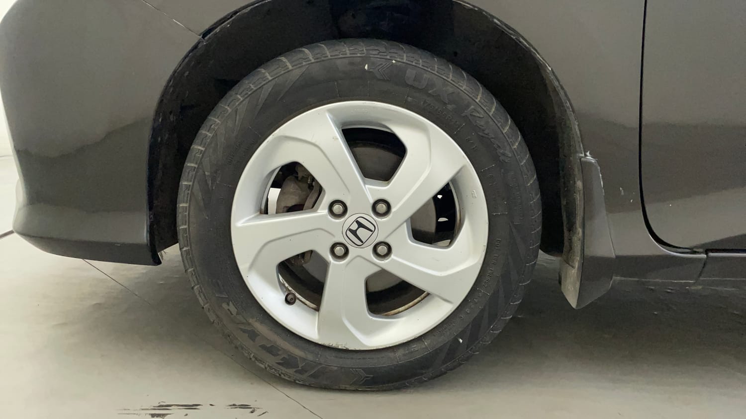 Used 2015 Honda City V Petrol Manual tyres LEFT FRONT TYRE RIM VIEW