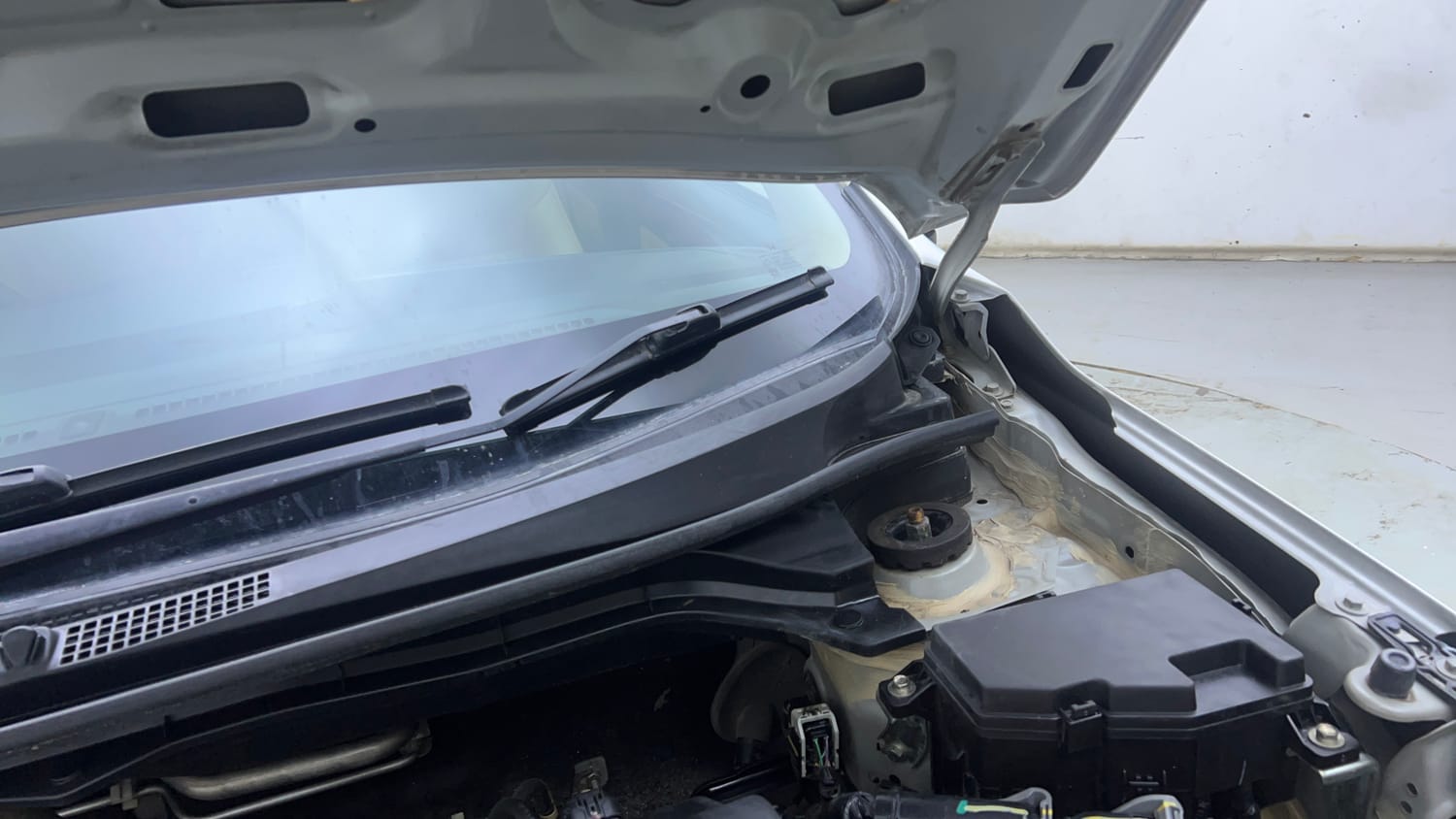 Used 2021 Honda Amaze 1.2 VX CVT Petrol Petrol Automatic engine ENGINE LEFT SIDE HINGE & APRON VIEW