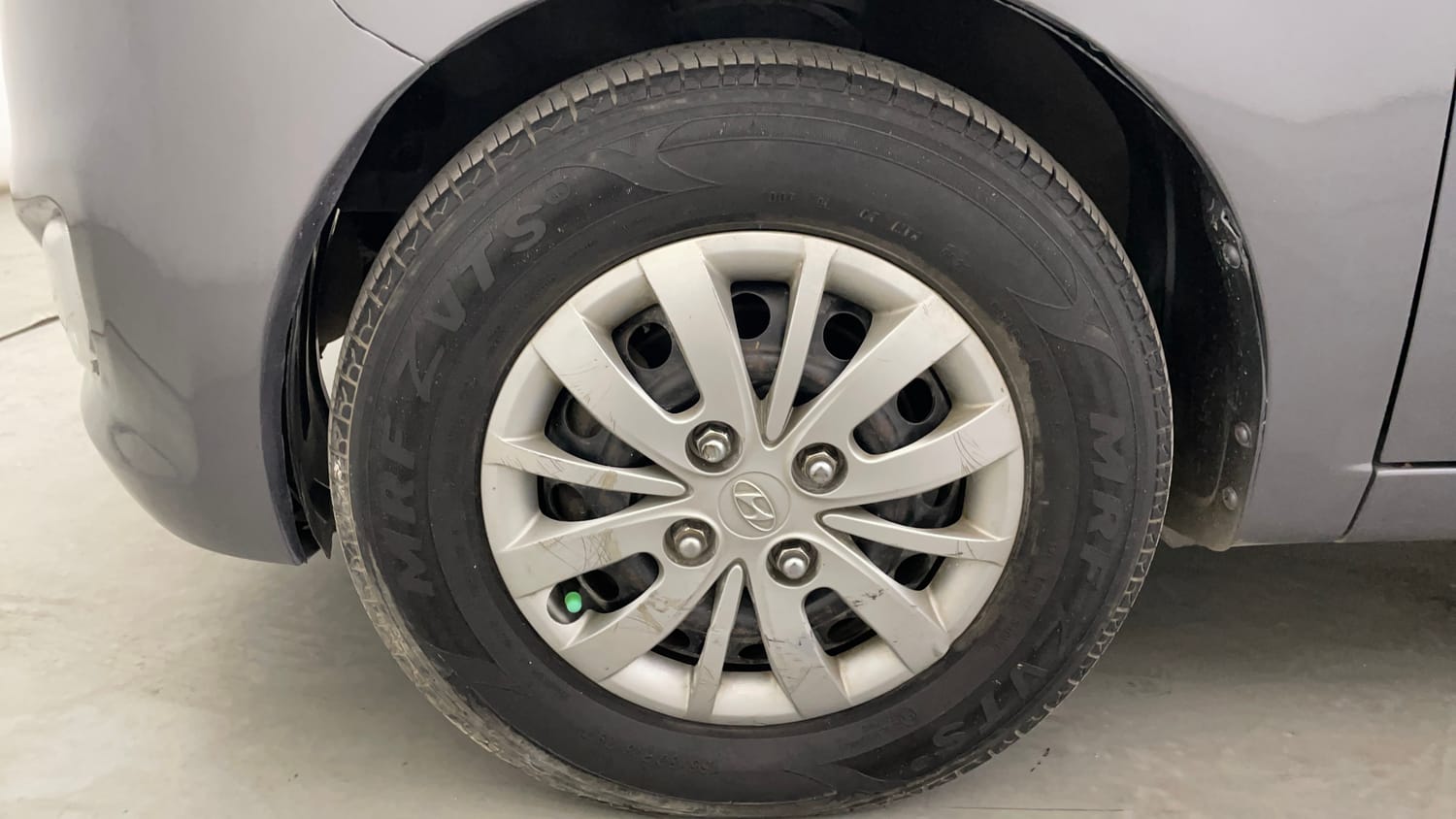 Used 2016 Hyundai i10 Sportz 1.1 iRDE2 Petrol Manual tyres LEFT FRONT TYRE RIM VIEW