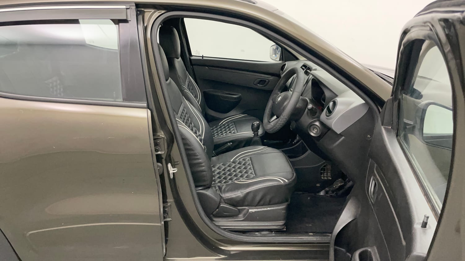 Used 2018 Renault Kwid 1.0 RXT Petrol Manual interior RIGHT SIDE FRONT DOOR CABIN VIEW