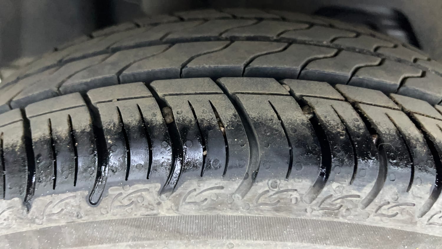 Used 2016 Ford Figo Titanium 1.2 Ti-VCT Petrol Manual tyres RIGHT REAR TYRE TREAD VIEW
