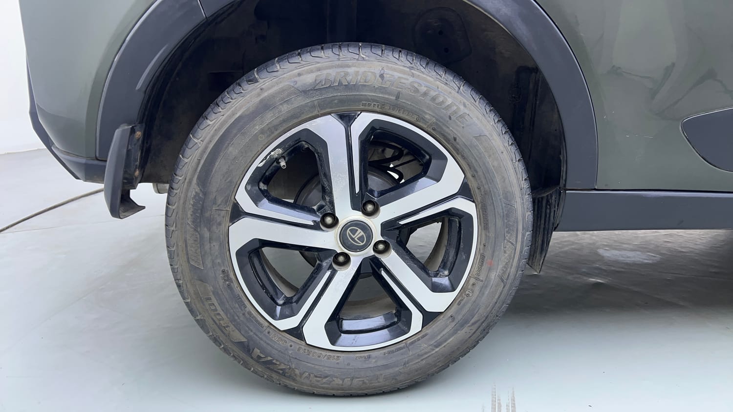 Used 2022 Tata Nexon XZA Plus Petrol Automatic tyres RIGHT REAR TYRE RIM VIEW