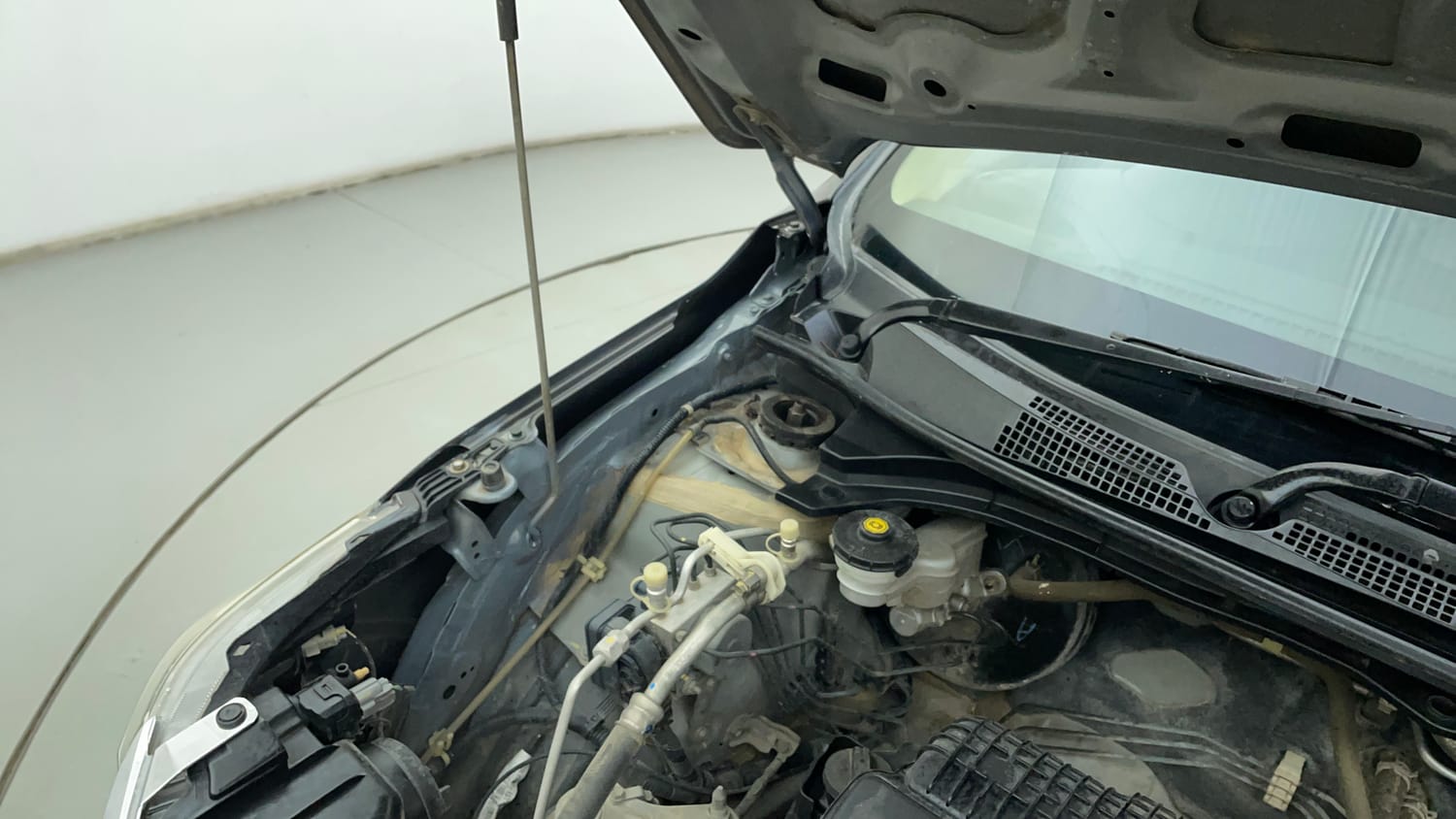 Used 2020 Honda Amaze 1.2 VX CVT Petrol Petrol Automatic engine ENGINE RIGHT SIDE HINGE & APRON VIEW