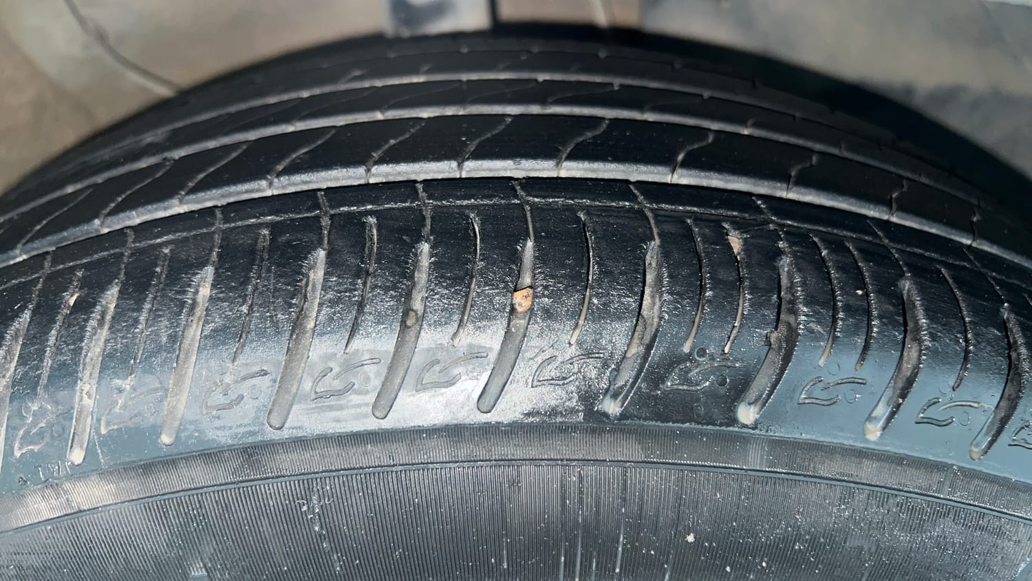 Used 2023 Kia Sonet HTX 1.0 Turbo Petrol DCT Petrol Automatic tyres RIGHT FRONT TYRE TREAD VIEW