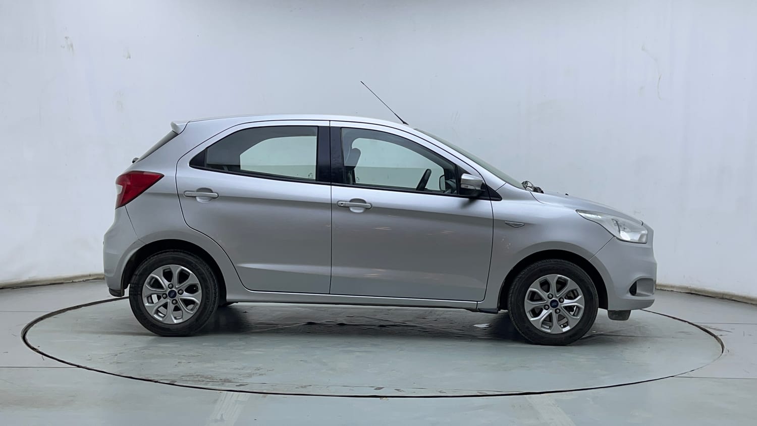 Used 2016 Ford Figo Titanium 1.2 Ti-VCT Petrol Manual exterior RIGHT SIDE VIEW