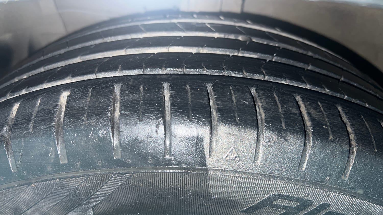 Used 2019 Maruti Suzuki Ciaz Alpha Hybrid 1.5 AT Petrol Automatic tyres LEFT FRONT TYRE TREAD VIEW
