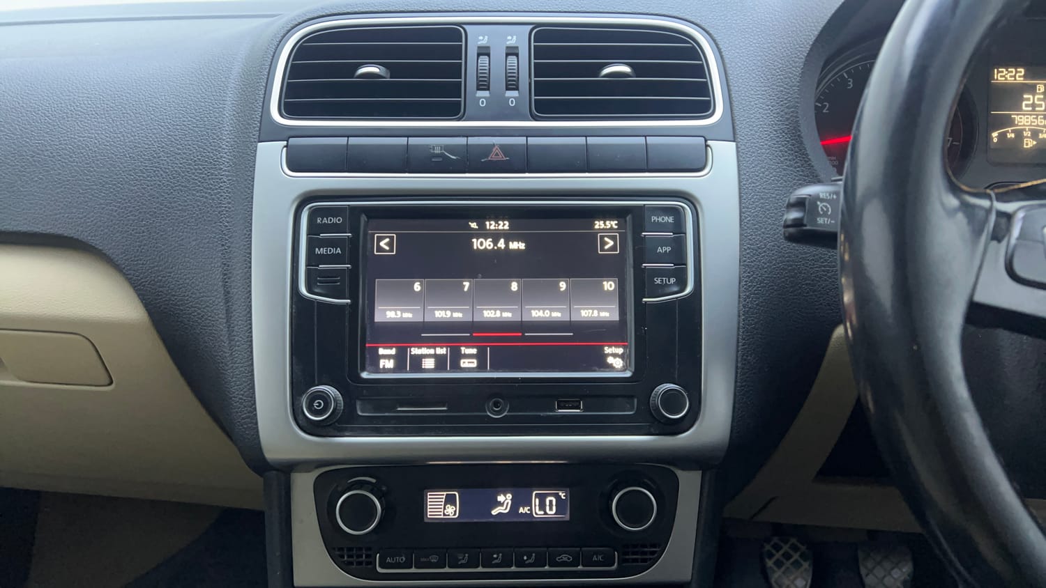 Used 2017 Volkswagen Polo Highline1.2L (P) Petrol Manual interior MUSIC SYSTEM & AC CONTROL VIEW