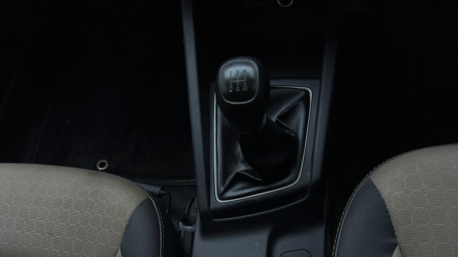 Used 2015 Hyundai Elite i20 Sportz 1.2 Petrol Manual interior GEAR  KNOB VIEW