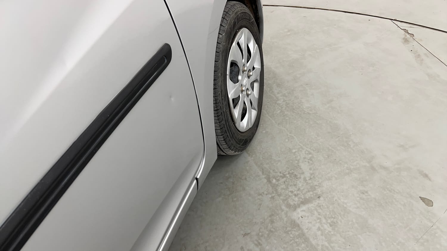 Used 2016 Hyundai Eon Magna Petrol Manual dents MINOR SCRATCH