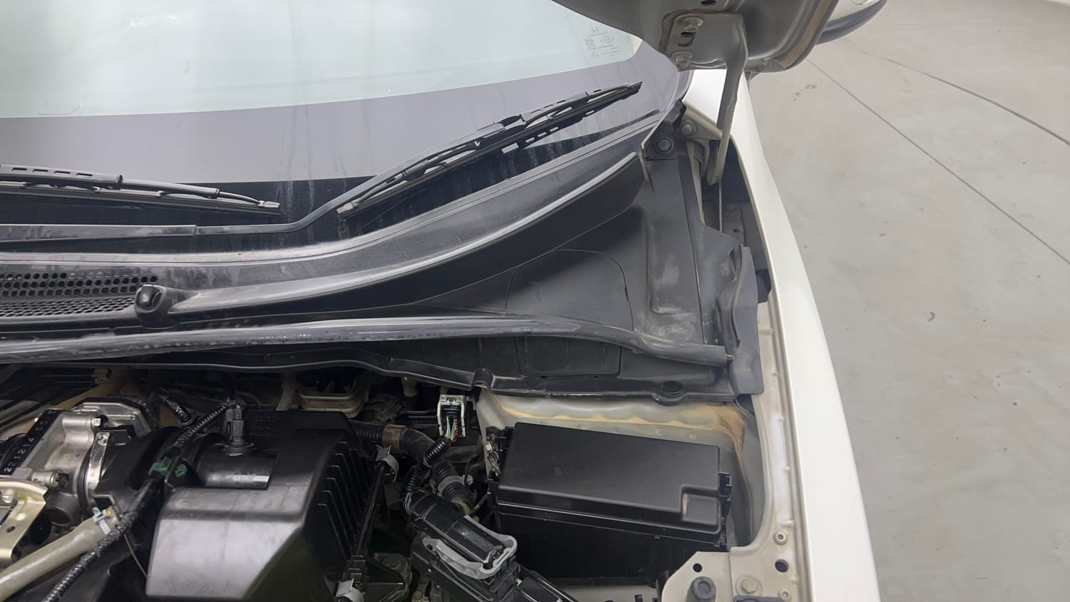 Used 2023 Honda City 4th Generation V Petrol Petrol Manual engine ENGINE LEFT SIDE HINGE & APRON VIEW