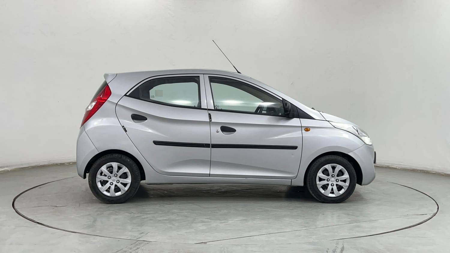 Used 2016 Hyundai Eon Magna Petrol Manual exterior RIGHT SIDE VIEW