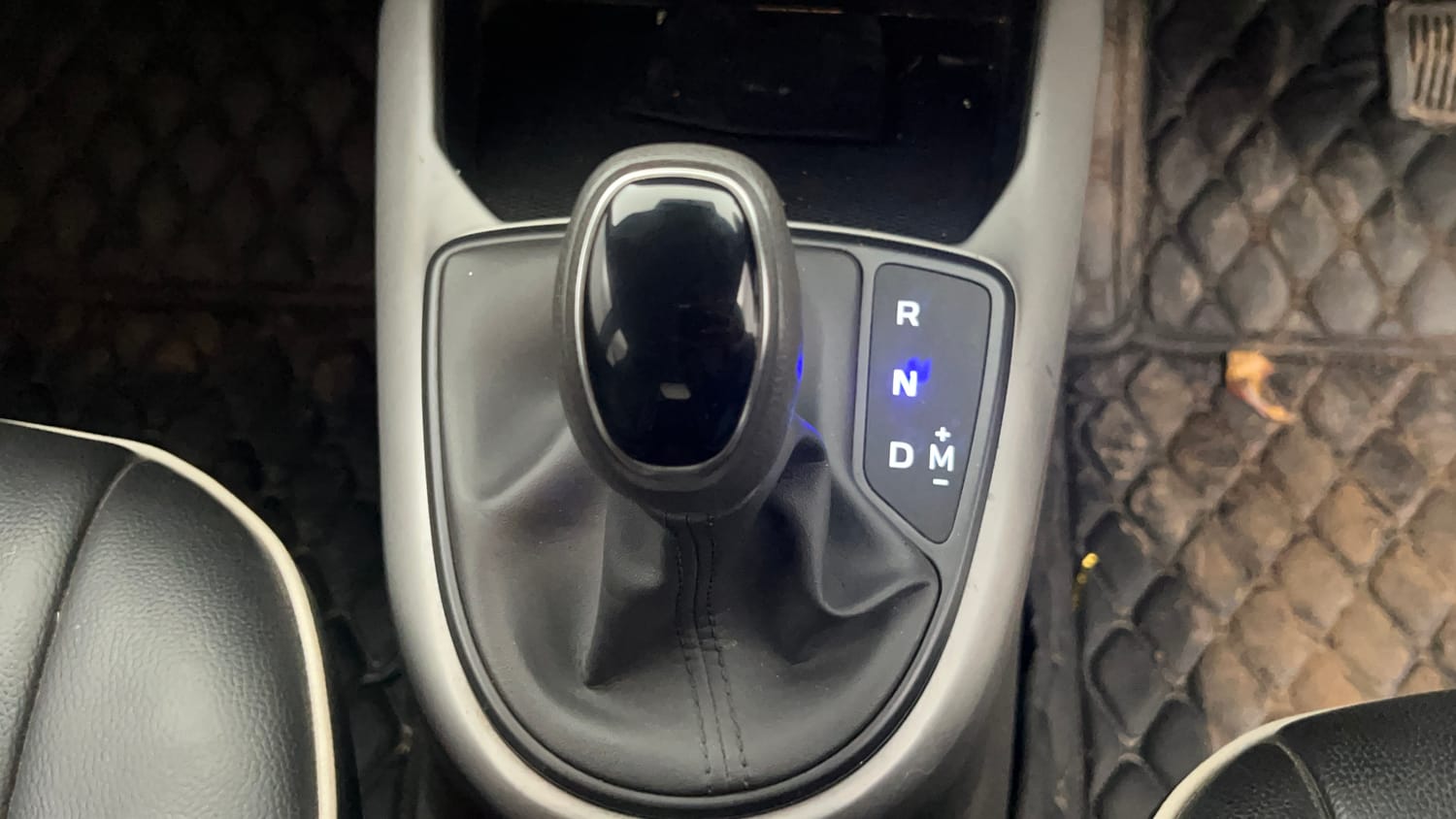 Used 2022 Hyundai Grand i10 Nios Magna AMT 1.2 Kappa VTVT Petrol Automatic interior GEAR  KNOB VIEW