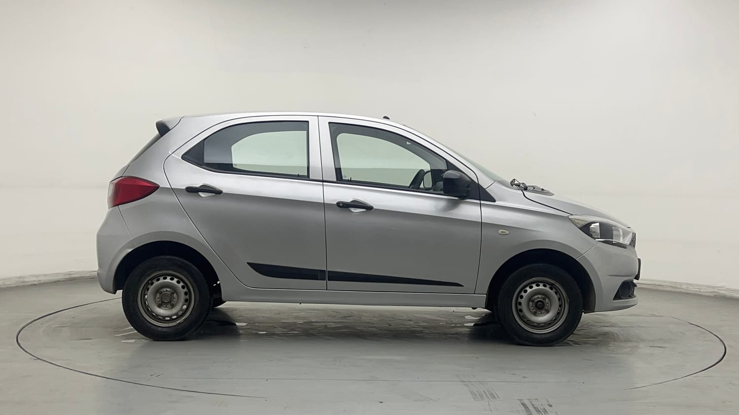 Used 2019 Tata Tiago Revotron XE Petrol Manual exterior RIGHT SIDE VIEW