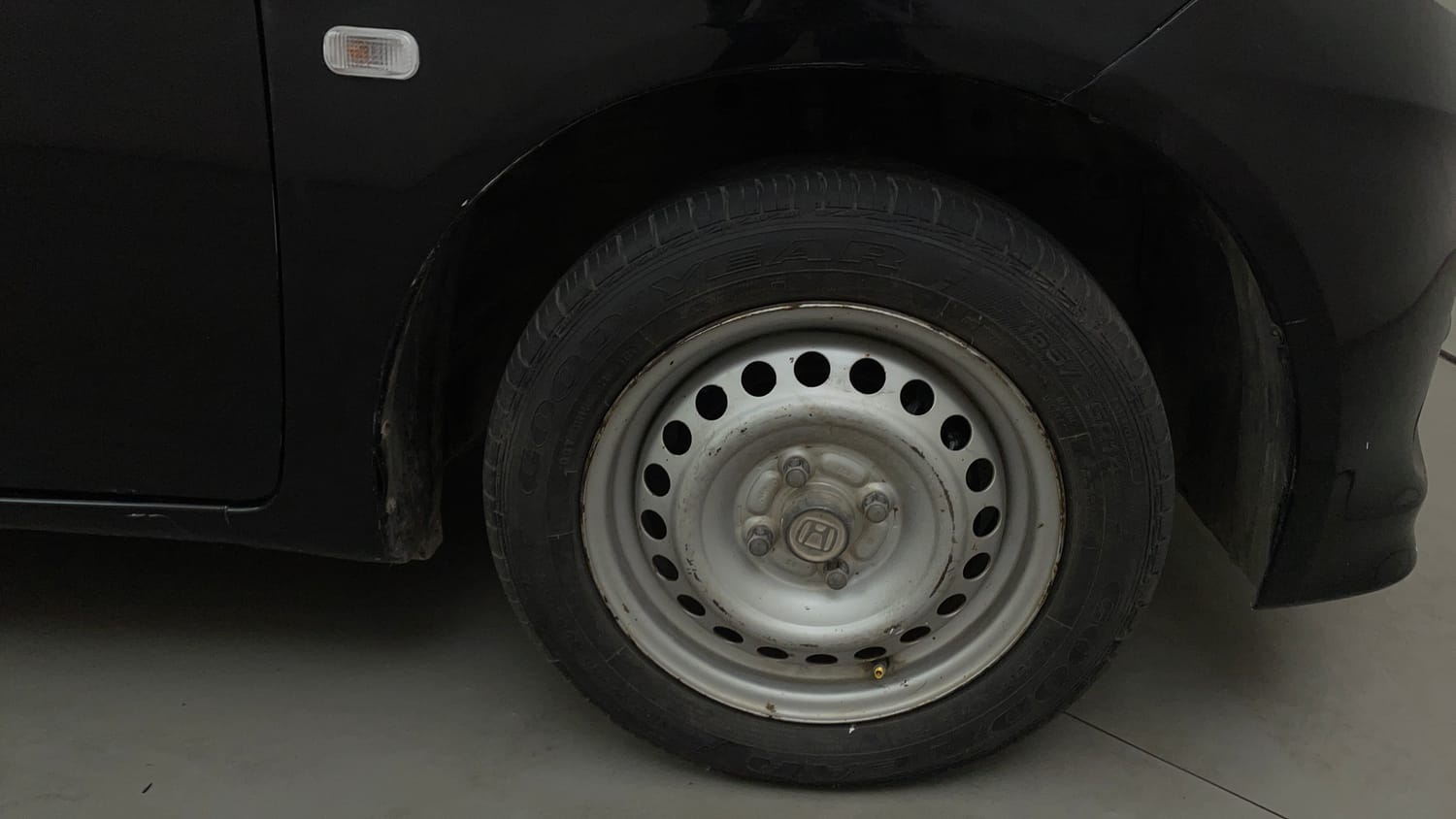 Used 2014 Honda Amaze 1.2 EX i-VTEC Petrol Manual tyres RIGHT FRONT TYRE RIM VIEW