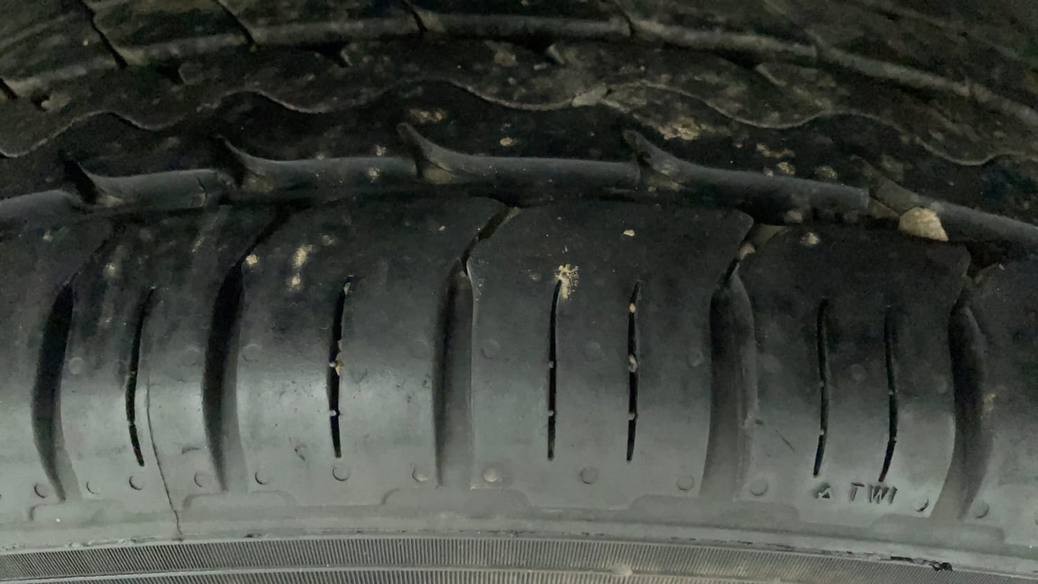 Used 2022 Volkswagen Virtus Highline 1.0 TSI MT Petrol Manual tyres LEFT REAR TYRE TREAD VIEW