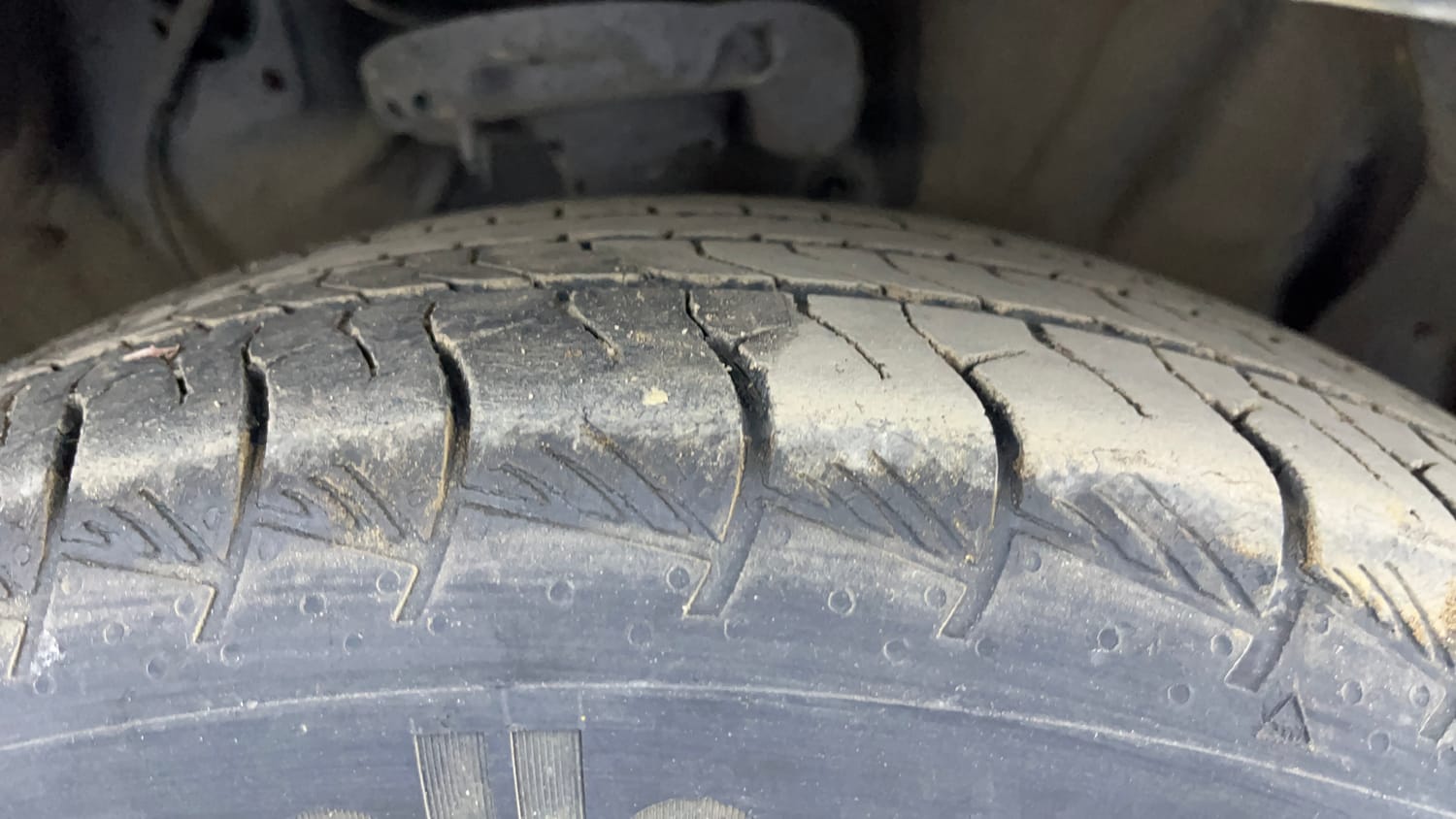 Used 2022 Hyundai Alcazar Platinum (O) 6 STR 2.0 Petrol AT Petrol Automatic tyres RIGHT FRONT TYRE TREAD VIEW