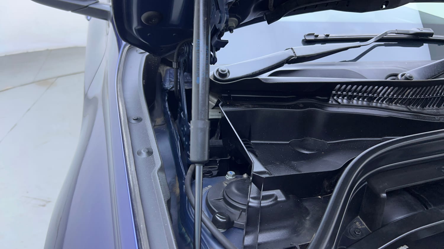 Used 2018 BMW X1 sDrive20d Expedition Diesel Automatic engine ENGINE RIGHT SIDE HINGE & APRON VIEW