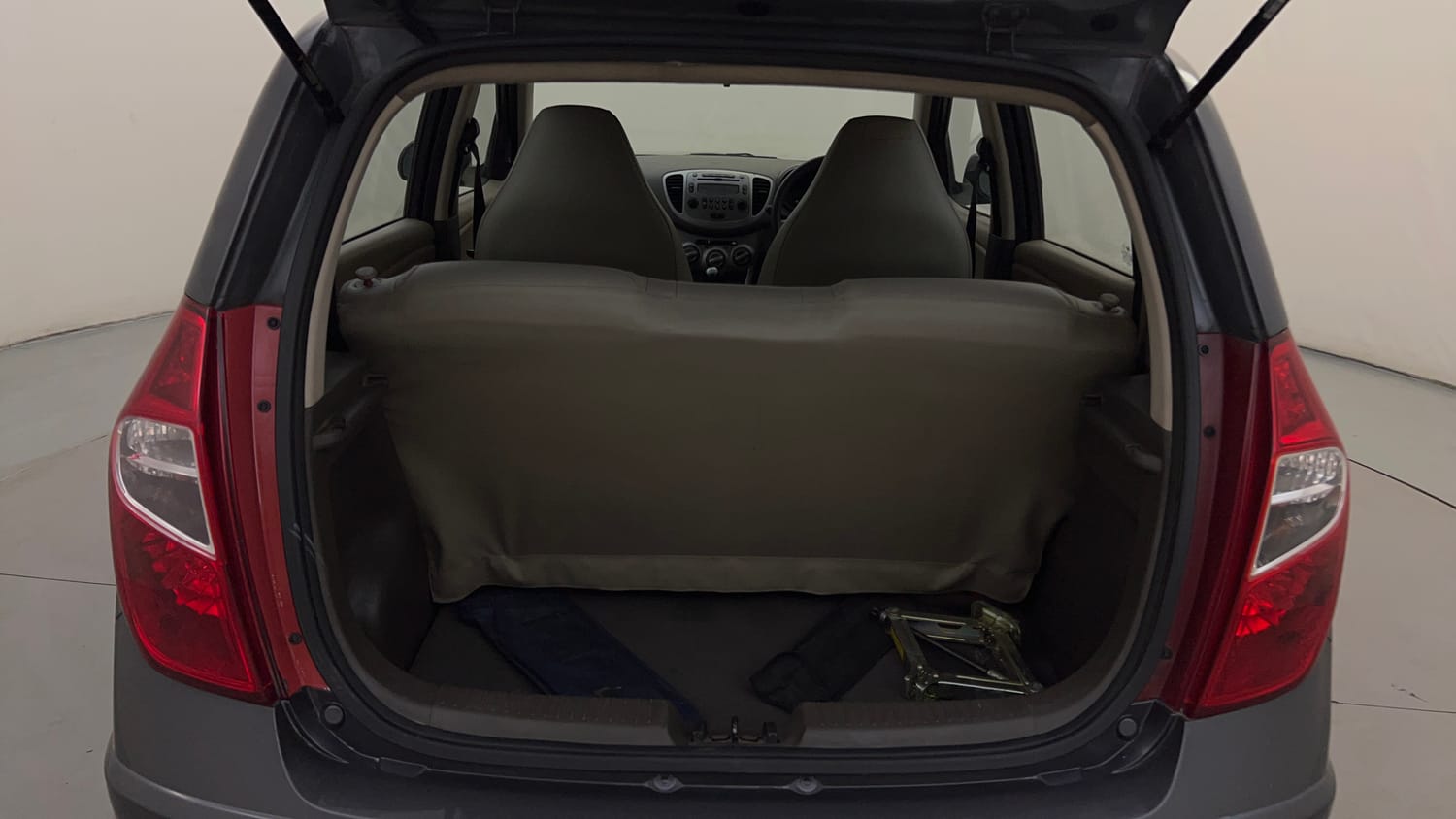 Used 2014 Hyundai i10 Sportz 1.1 iRDE2 Petrol Manual interior DICKY INSIDE VIEW