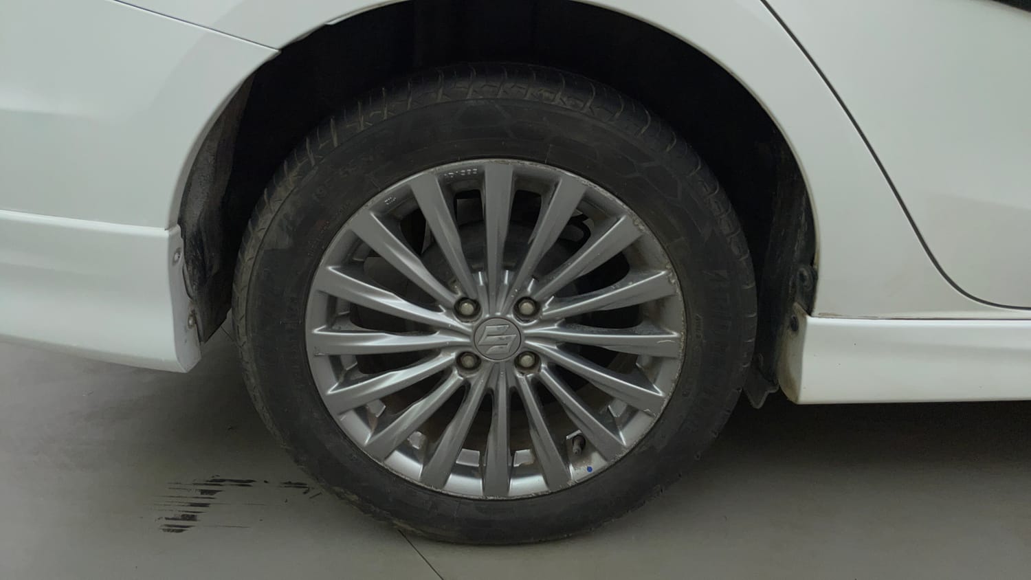 Used 2015 Maruti Suzuki Ciaz ZXi+ RS Petrol Manual tyres RIGHT REAR TYRE RIM VIEW