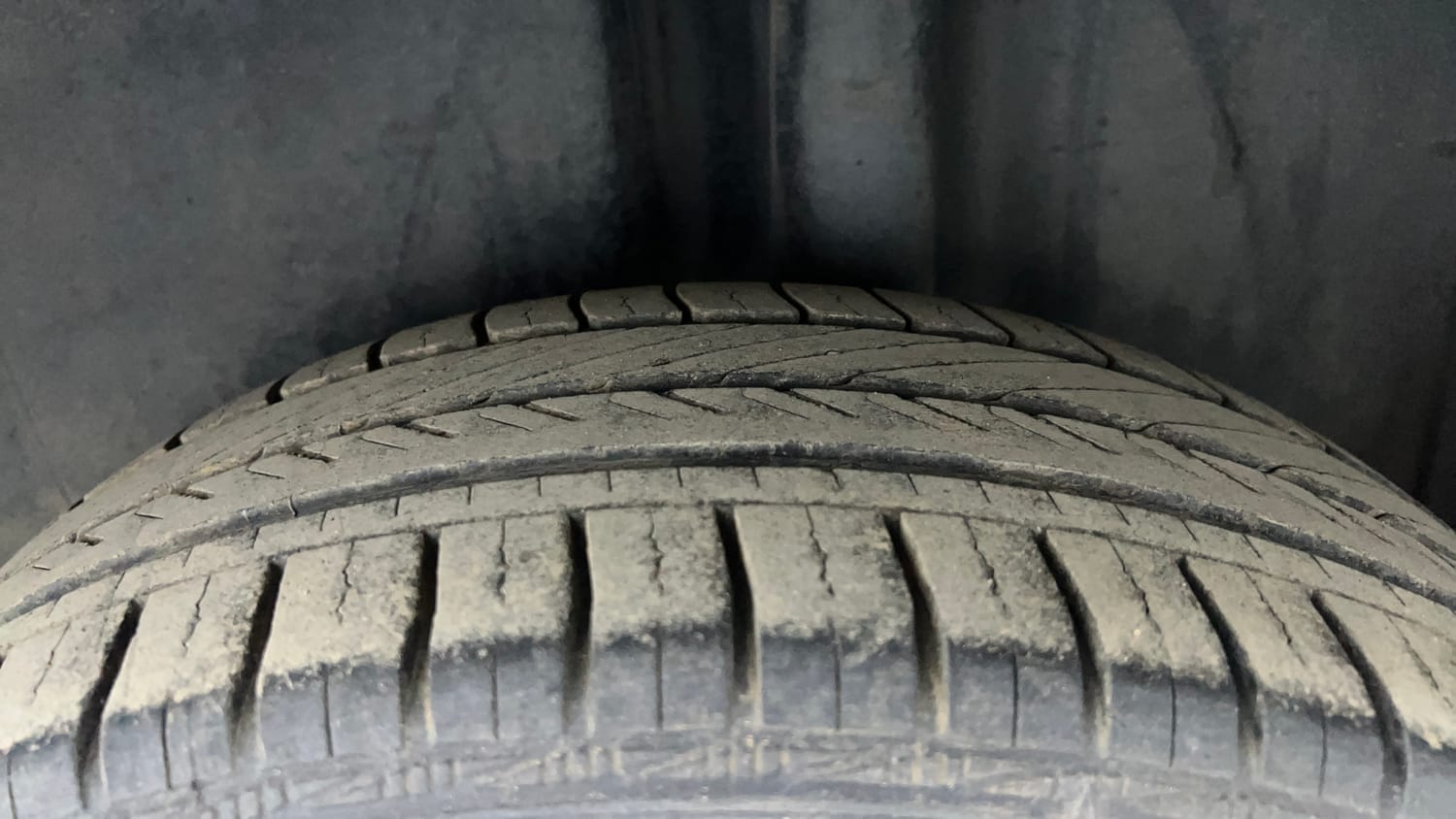 Used 2017 Volkswagen Polo Highline1.2L (P) Petrol Manual tyres LEFT REAR TYRE TREAD VIEW