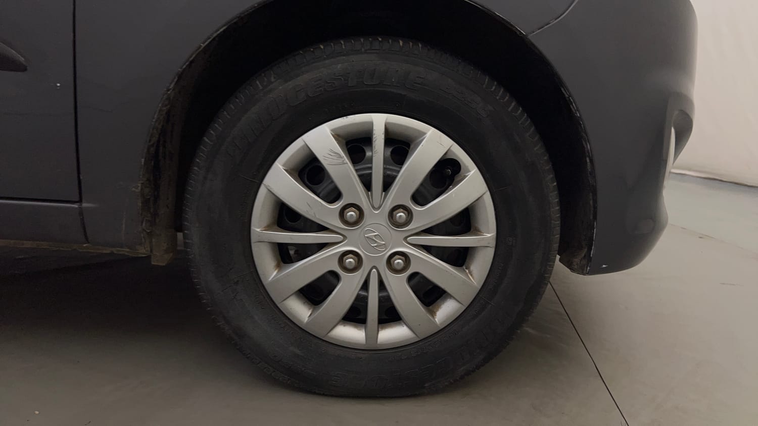 Used 2014 Hyundai i10 Sportz 1.1 iRDE2 Petrol Manual tyres RIGHT FRONT TYRE RIM VIEW