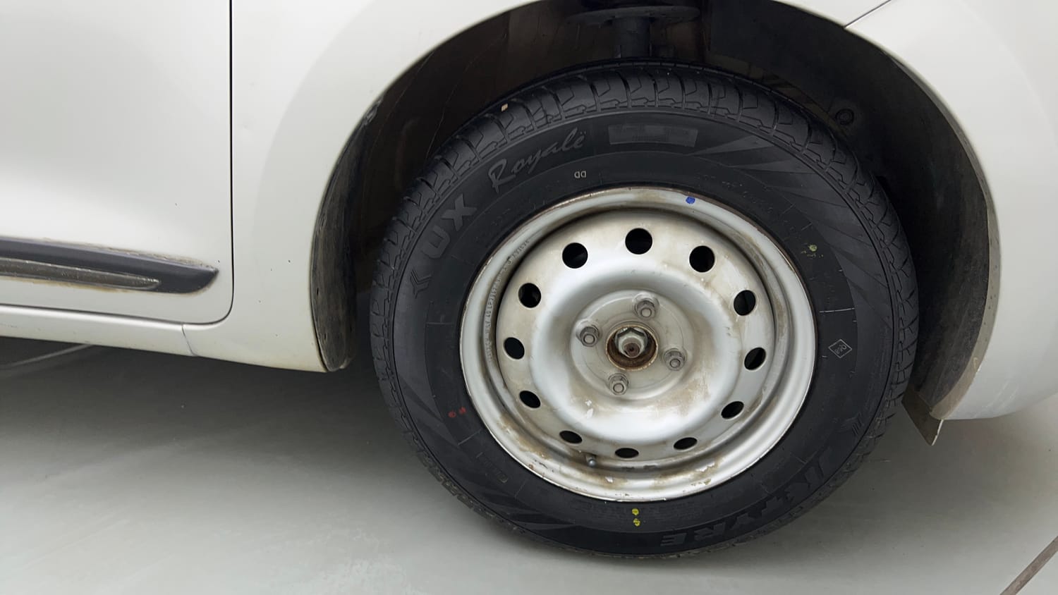 Used 2019 Maruti Suzuki Swift LXi Petrol Manual tyres RIGHT FRONT TYRE RIM VIEW