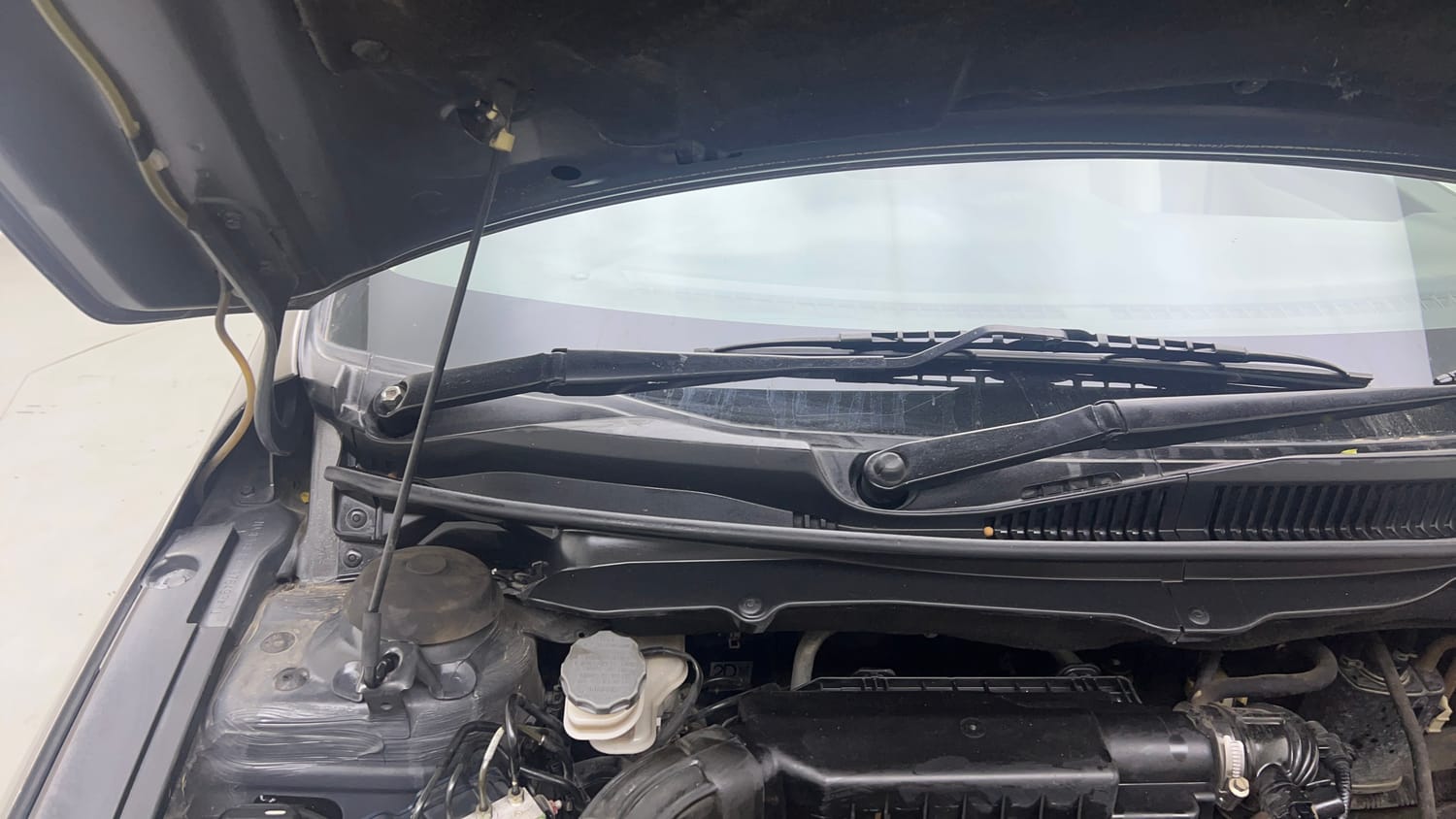 Used 2019 Maruti Suzuki Ciaz Alpha Hybrid 1.5 AT Petrol Automatic engine ENGINE RIGHT SIDE HINGE & APRON VIEW