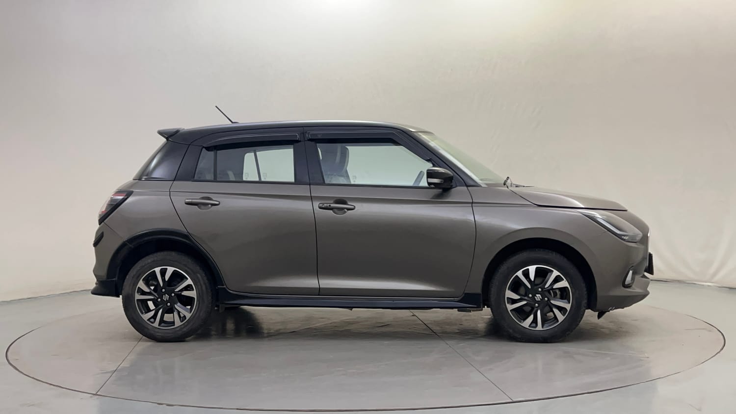 Used 2024 Maruti Suzuki Swift ZXi Plus AMT Petrol Automatic exterior RIGHT SIDE VIEW
