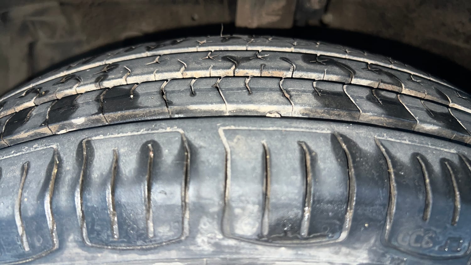 Used 2014 Maruti Suzuki Swift VDi Diesel Manual tyres LEFT FRONT TYRE TREAD VIEW