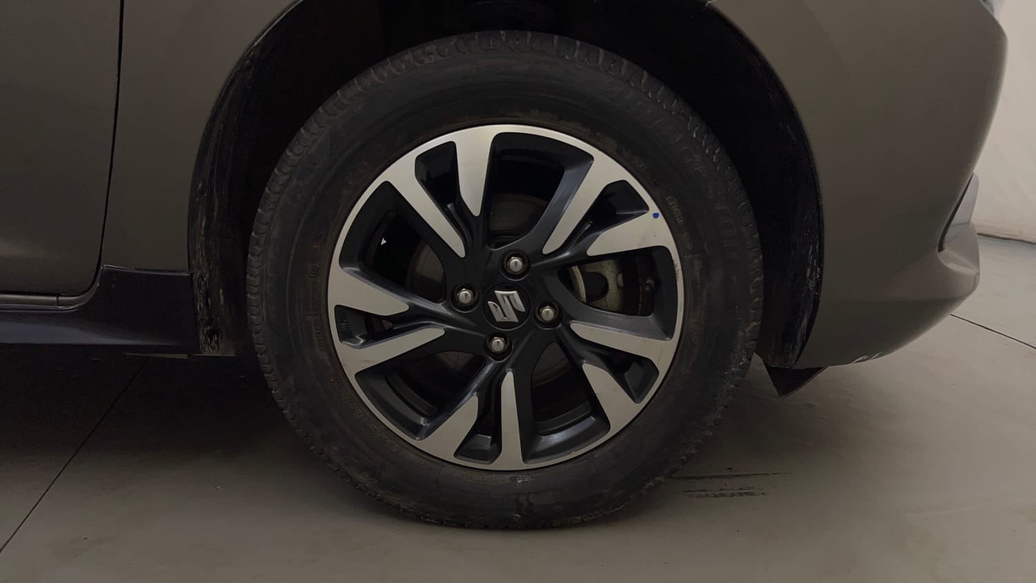 Used 2024 Maruti Suzuki Swift ZXi Plus AMT Petrol Automatic tyres RIGHT FRONT TYRE RIM VIEW